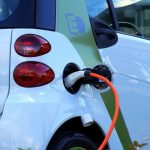 Samochód elektryczny – jakie korzyści wynikają z jego użytkowania?