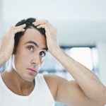Siwe włosy u mężczyzn – jak sobie z nimi radzić?